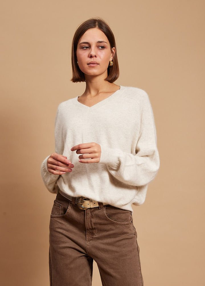 Leticia – Wool-blend v neck Sweater In fleck cream