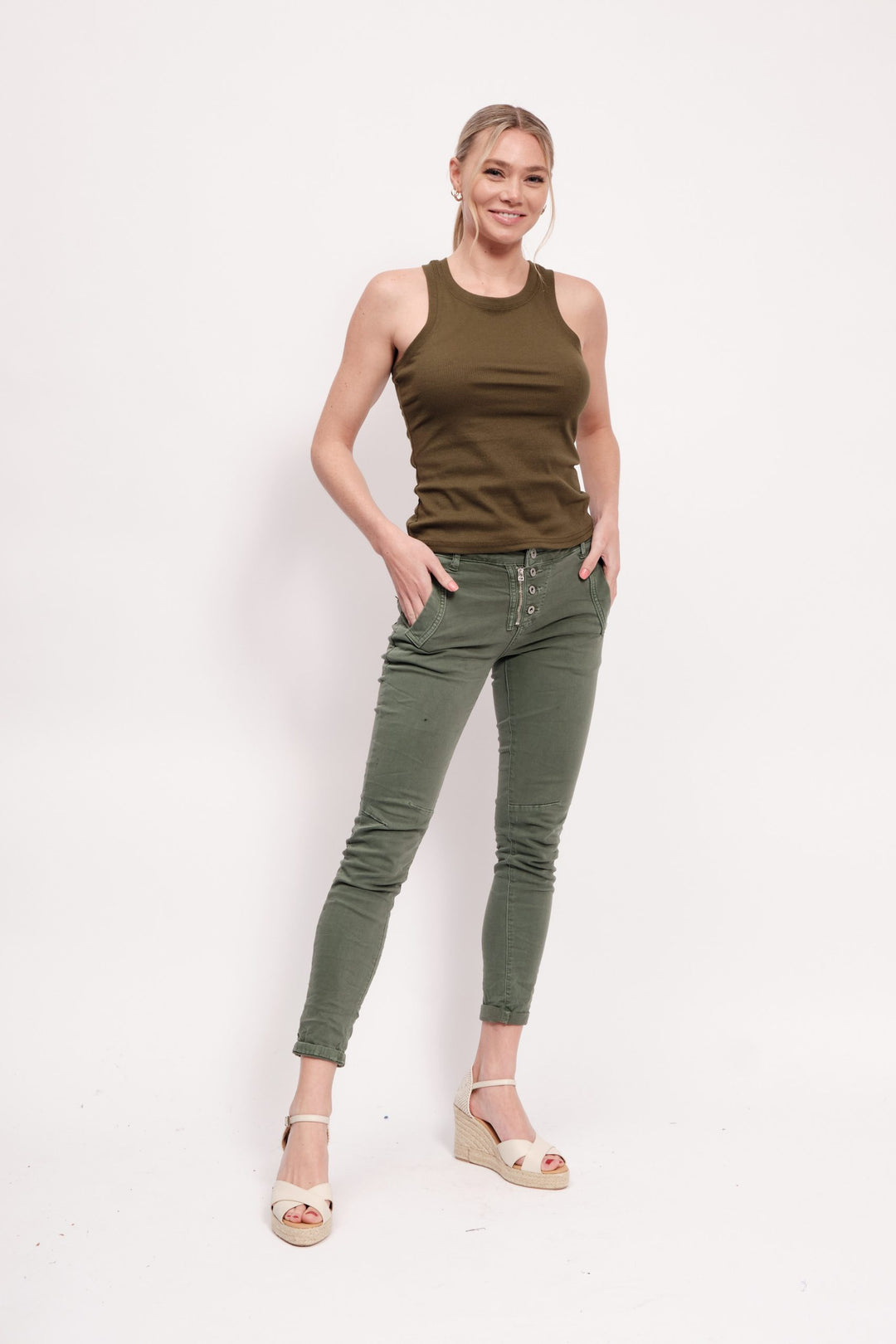 MIA – STRAIGHT LEG ZIP AND BUTTONS JEANS IN KHAKI