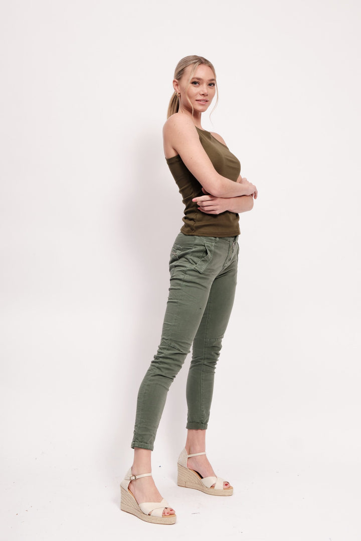 MIA – STRAIGHT LEG ZIP AND BUTTONS JEANS IN KHAKI