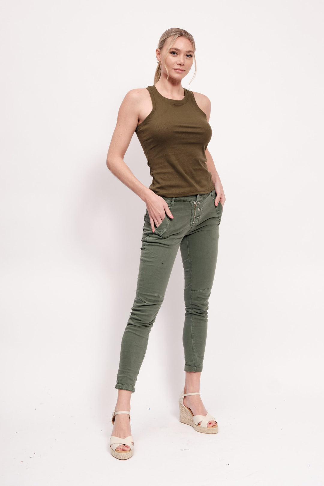 MIA – STRAIGHT LEG ZIP AND BUTTONS JEANS IN KHAKI