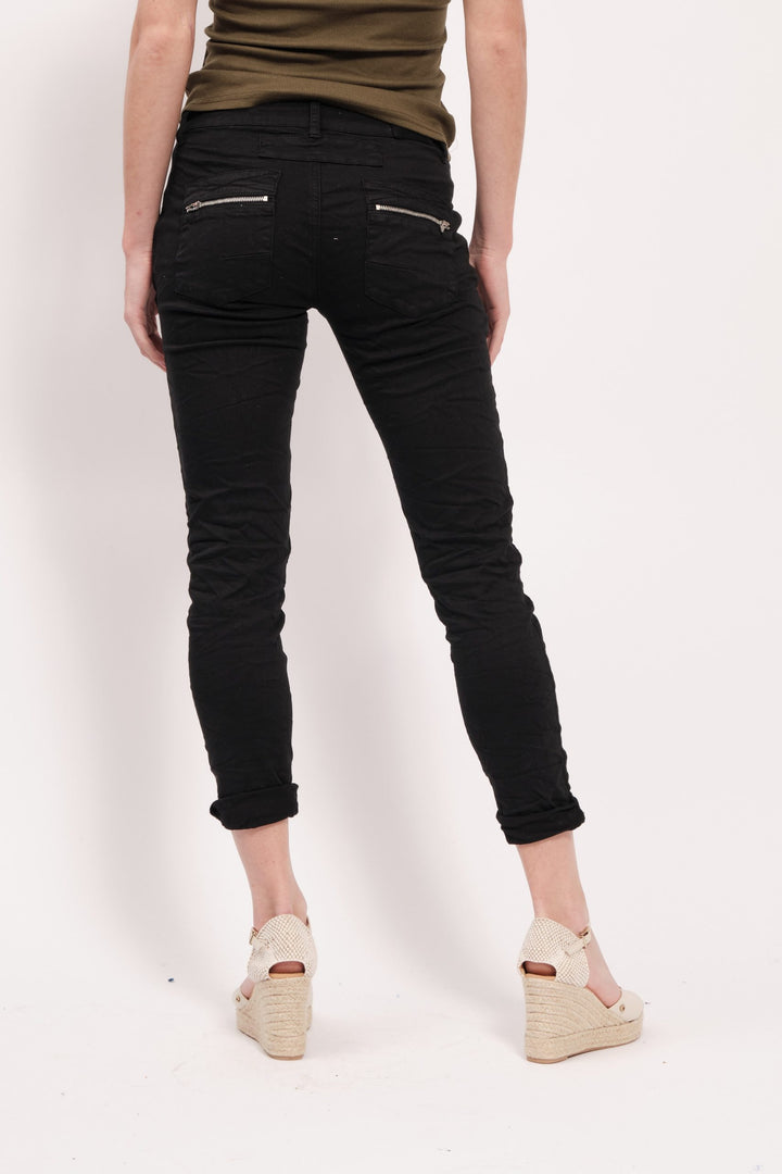 MIA – STRAIGHT LEG ZIP AND BUTTONS JEANS IN BLACK